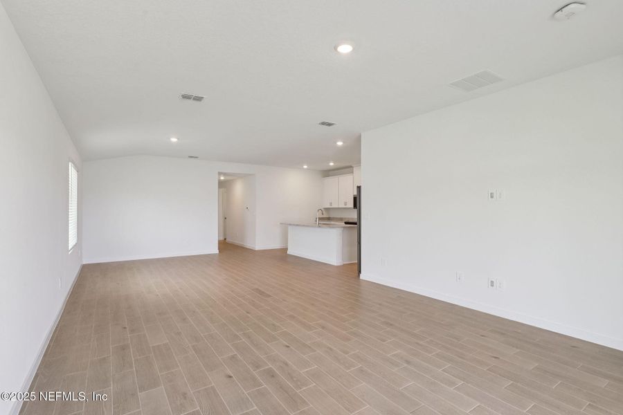 Spacious, unfurnished interior of a new home in Kings Preserve, Jacksonville (Image 23).