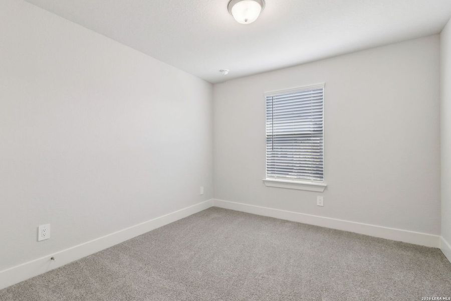 Spacious, unfurnished interior of a new home in Thomas Pond, San Antonio (Image 25).