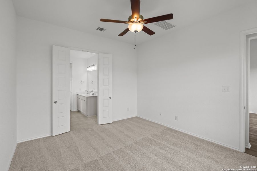 Spacious, unfurnished interior of a new home in Rhine Valley, Schertz (Image 24).