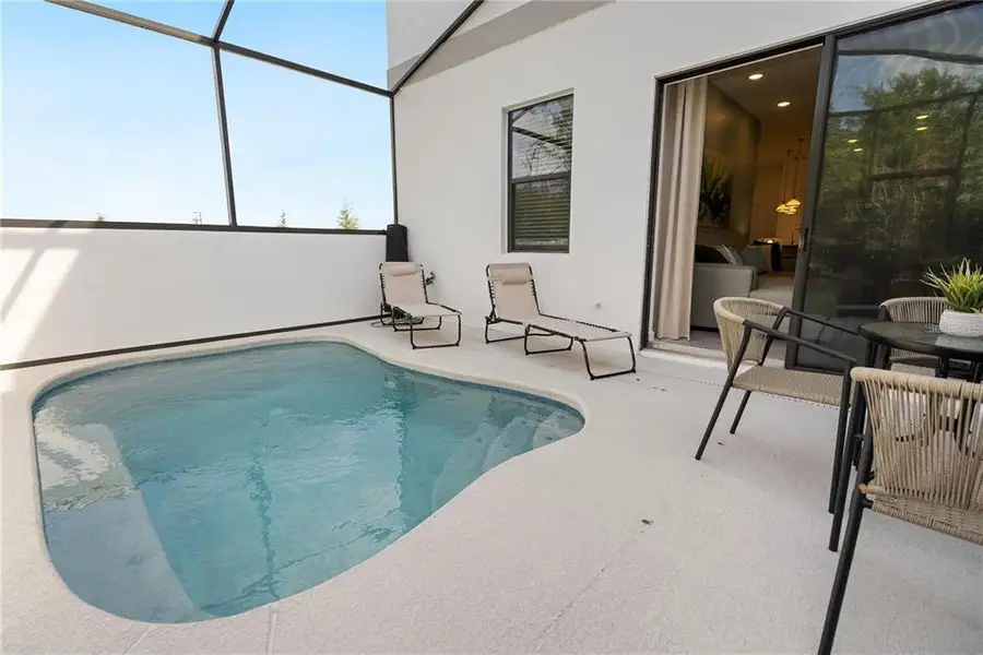 Exterior details and patio area of a home in , Orlando (Image 4).