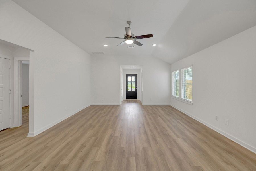 Spacious, unfurnished interior of a new home in Sorella, Tomball (Image 34).