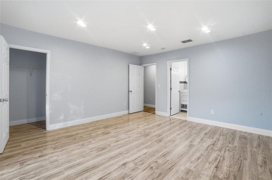 Spacious, unfurnished interior of a new home in , Orlando (Image 23).