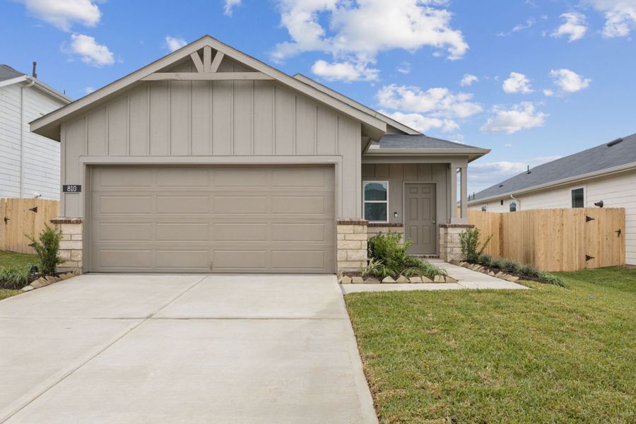 Front exterior of a new home in Montgomery Bend, Montgomery, TX, highlighting curb appeal (Image 1). Front exterior of a new home in Montgomery Bend, Montgomery, TX, highlighting curb appeal (Image 1).