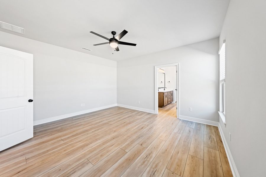 Spacious, unfurnished interior of a new home in Young Oaks, Crestview (Image 18).