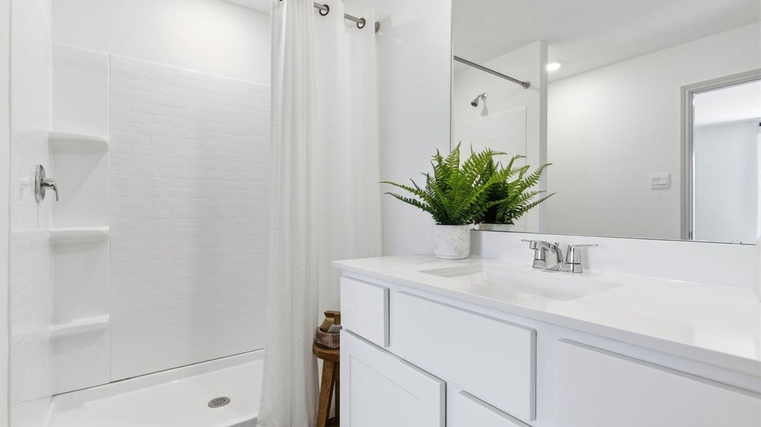 Representative interior finishes for a home built from the Estero by D.R. Horton in Watermark, Alvin (Image 17).