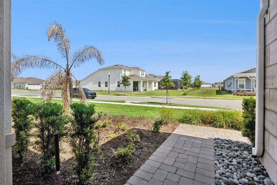 Exterior details and patio area of a home in , Winter Garden (Image 3).