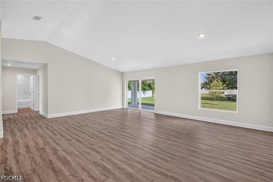 Spacious, unfurnished interior of a new home in Cape Coral, Cape Coral (Image 18).