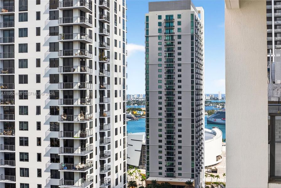 Condo located in Miami, FL showcasing its design and architecture (Image 14).