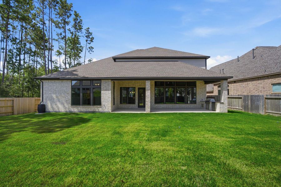 Exterior details and patio area of a home in Artavia 70′, Conroe (Image 4).