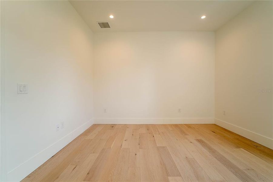 Spacious, unfurnished interior of a new home in , Tampa (Image 71).