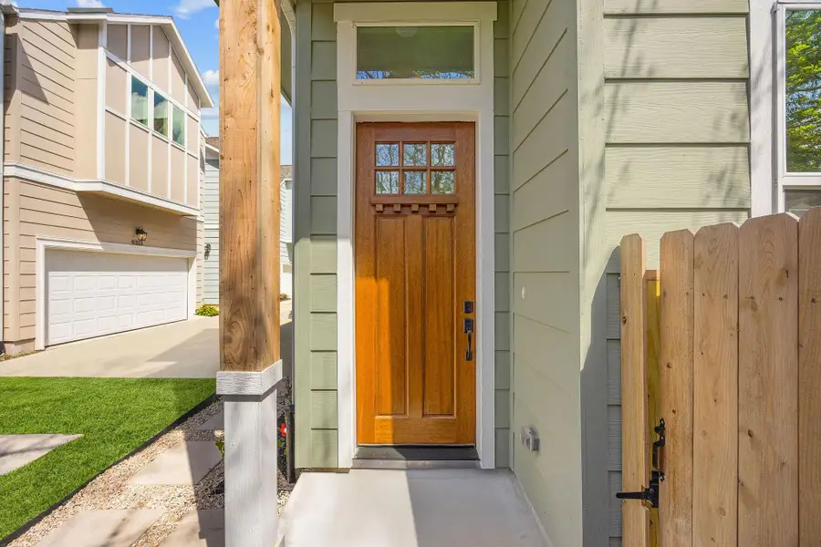 Exterior details and patio area of a home in Montridge, Houston (Image 3).
