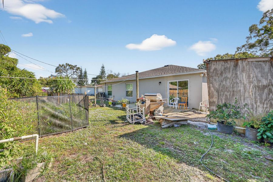 Exterior details and patio area of a home in , Fort Pierce (Image 2).