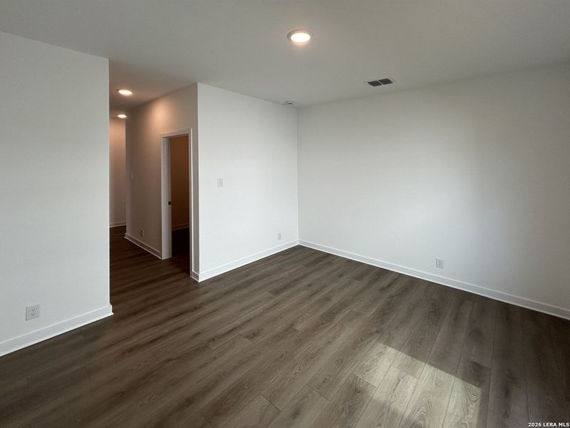 Spacious, unfurnished interior of a new home in Hennersby Hollow, San Antonio (Image 17).
