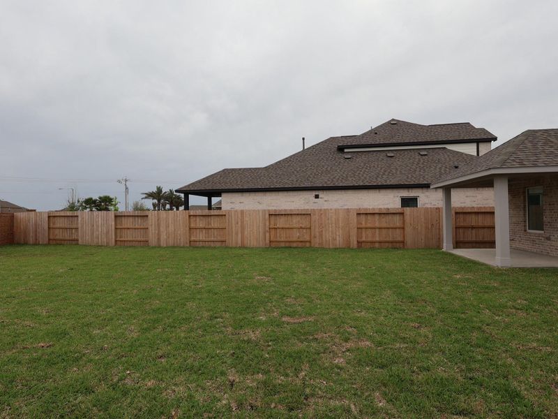 Exterior details and patio area of a home in Lago Mar, Santa Fe (Image 3).