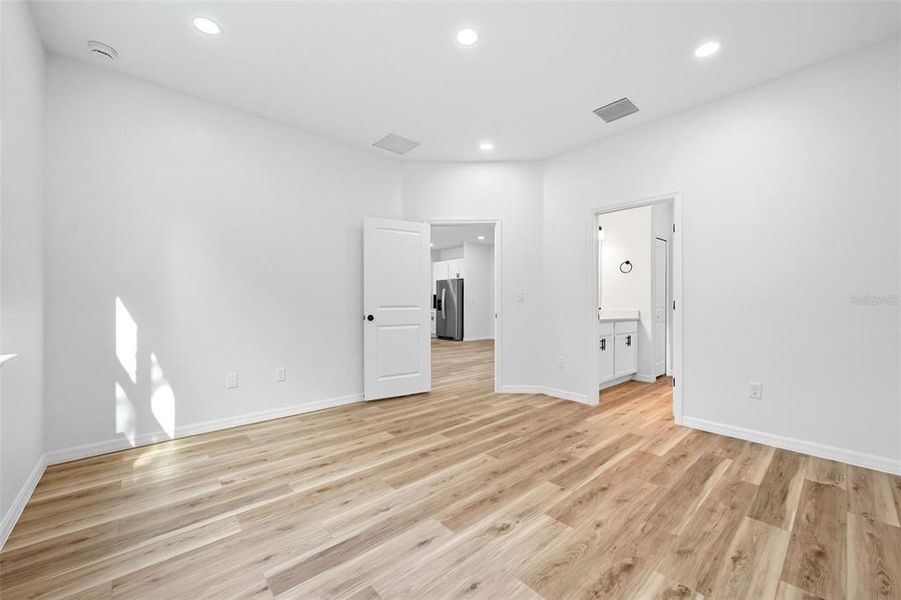 Spacious, unfurnished interior of a new home in , Altamonte Springs (Image 13).
