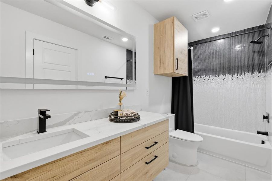 Furnished interior view inside a new home in , Dallas (Image 20).