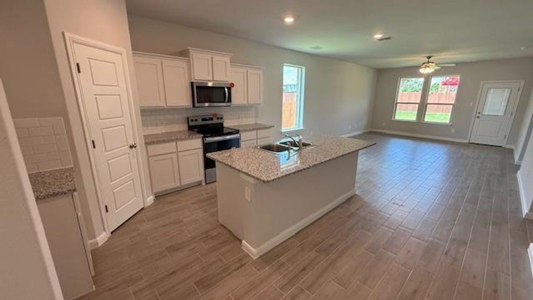 Furnished interior view inside a new home in Saratoga, Granbury (Image 7).