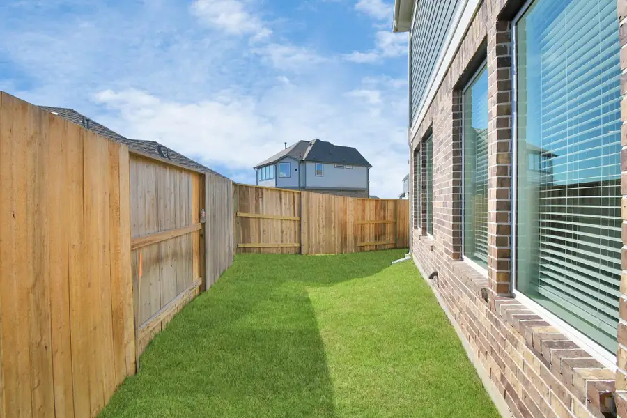 Exterior details and patio area of a home in Meridiana, Rosharon (Image 2).