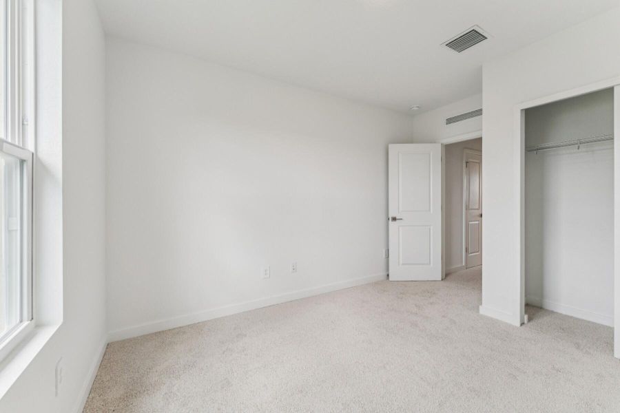 Spacious, unfurnished interior of a new home in , Fort Pierce (Image 28).