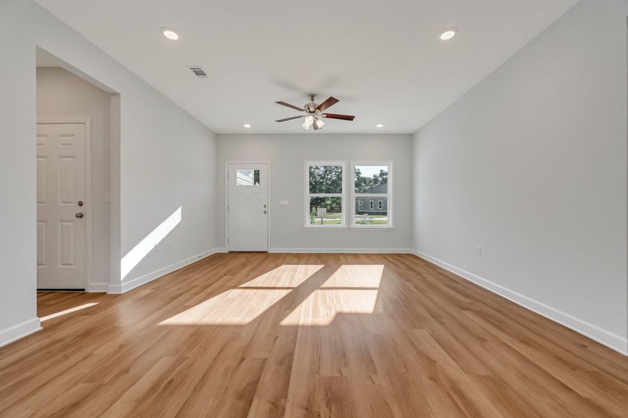 Spacious, unfurnished interior of a new home in Live Oak Cottages, Freeport (Image 19).