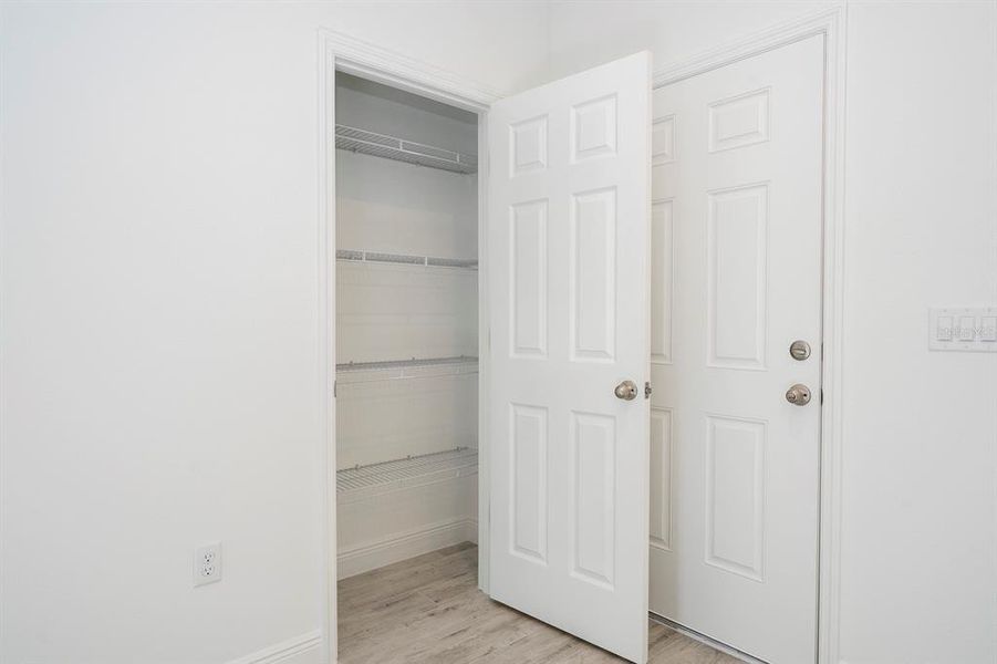 Spacious, unfurnished interior of a new home in , Ocala (Image 27).