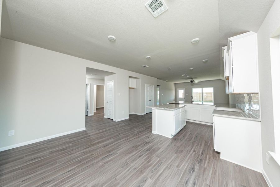 Spacious, unfurnished interior of a new home in River Ranch, Dayton (Image 15).