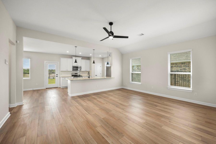 Spacious, unfurnished interior of a new home in Sunterra, Katy (Image 7).