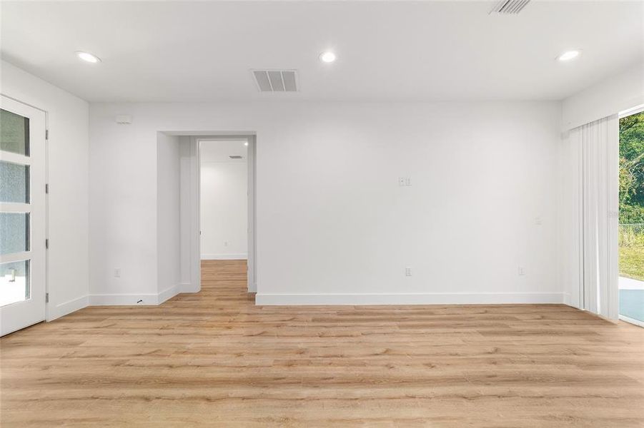 Spacious, unfurnished interior of a new home in , Ocala (Image 19).
