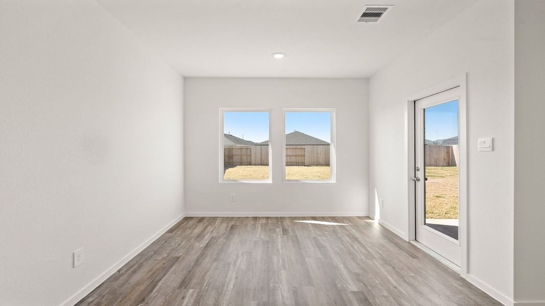 Spacious, unfurnished interior of a new home in Sunterra, Katy (Image 15).