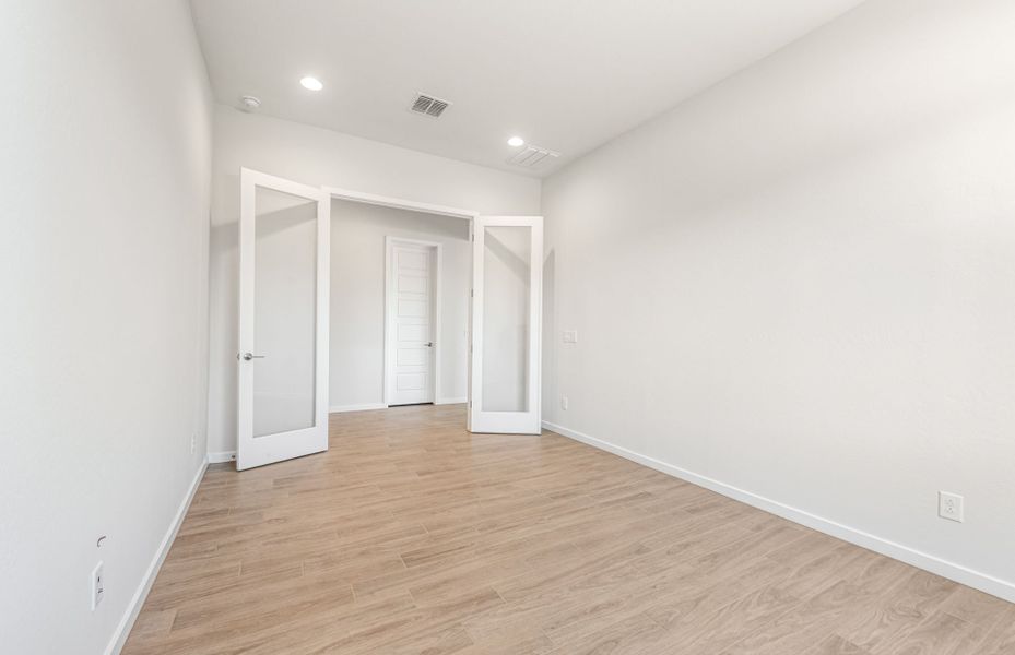 Spacious, unfurnished interior of a new home in Soleo, San Tan Valley (Image 16).
