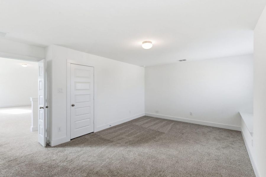 Spacious, unfurnished interior of a new home in Buffalo Crossing, Cibolo (Image 36).