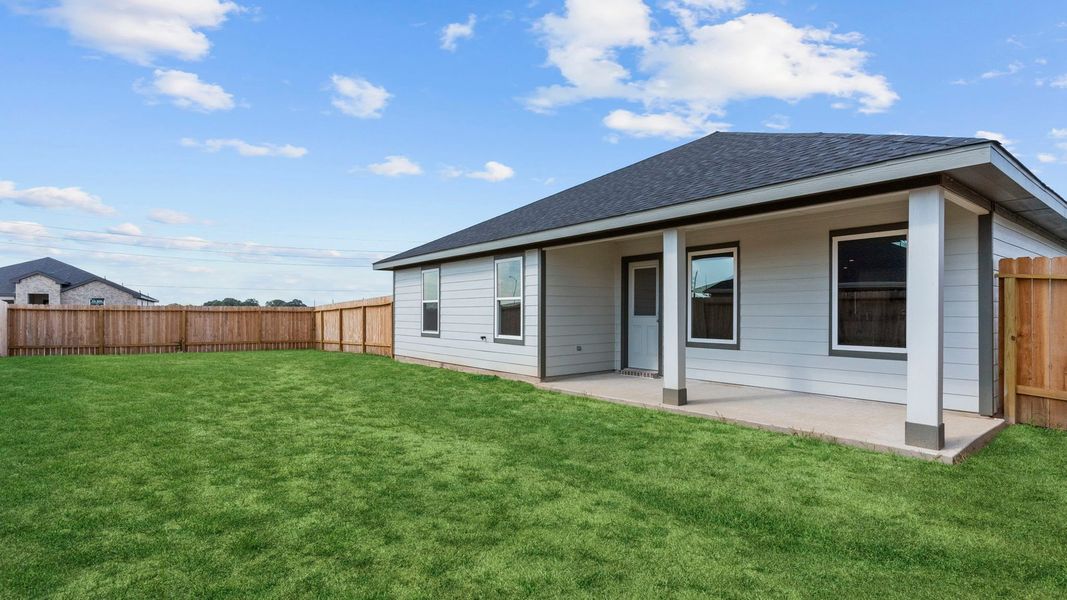 Exterior details and patio area of a home in Evergreen, Rosenberg (Image 18).