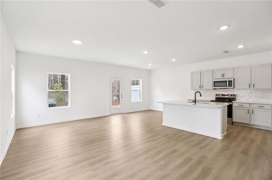 Spacious, unfurnished interior of a new home in Leydenview, Mableton (Image 10).