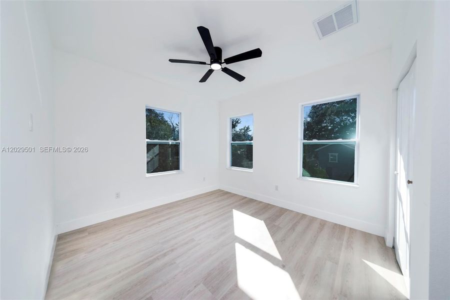 Spacious, unfurnished interior of a new home in , St. Petersburg (Image 28).