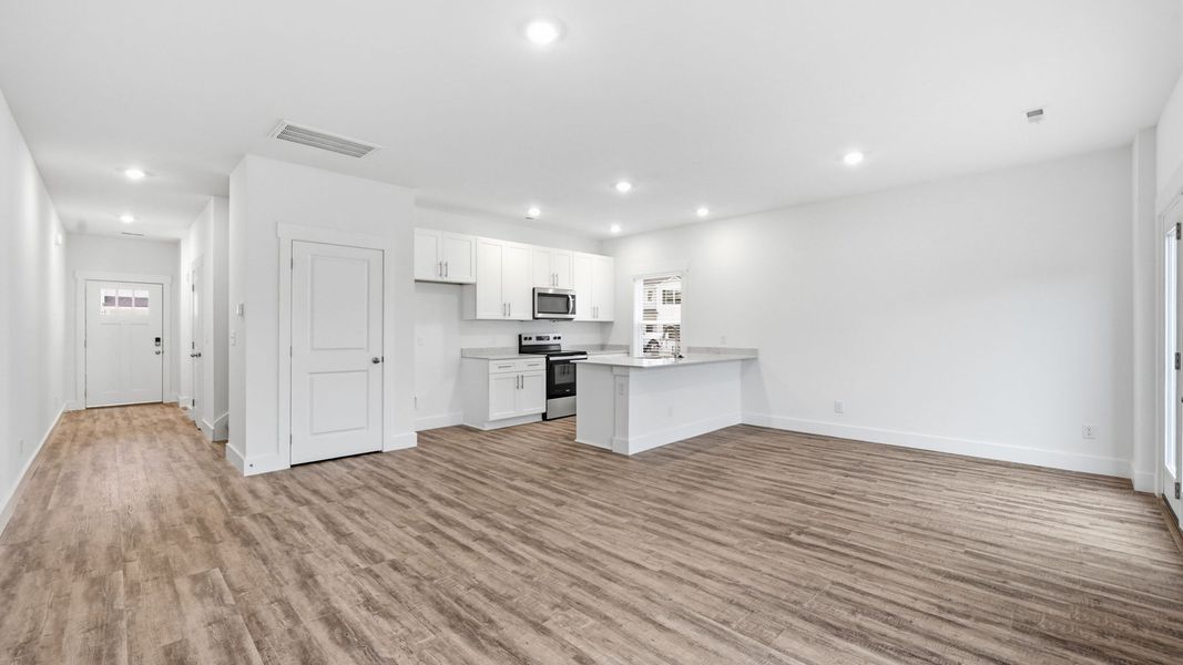 Spacious, unfurnished interior of a new home in Fieldcrest Acres Townhomes, Blountville (Image 12).
