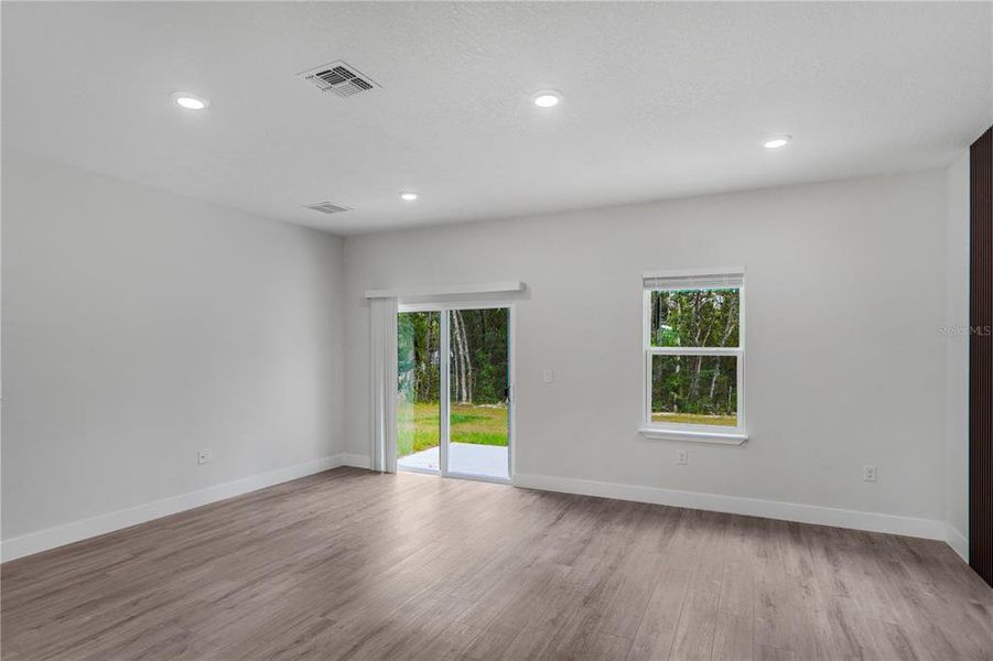 Spacious, unfurnished interior of a new home in , Citrus Springs (Image 18).