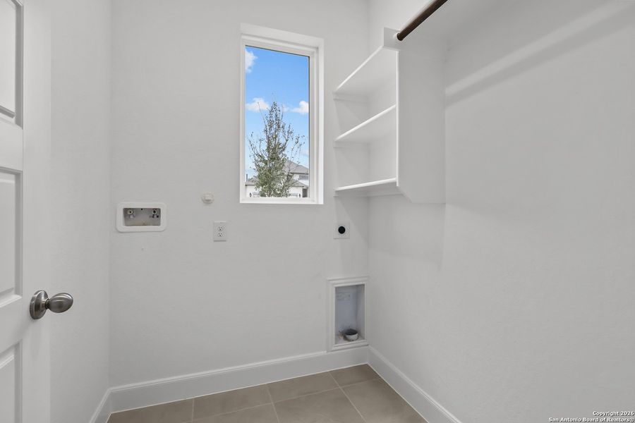 Spacious, unfurnished interior of a new home in Veramendi, New Braunfels (Image 24).