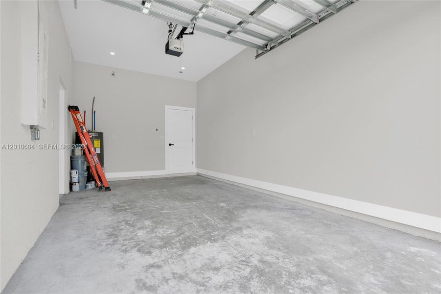 Spacious, unfurnished interior of a new home in , Lehigh Acres (Image 21).