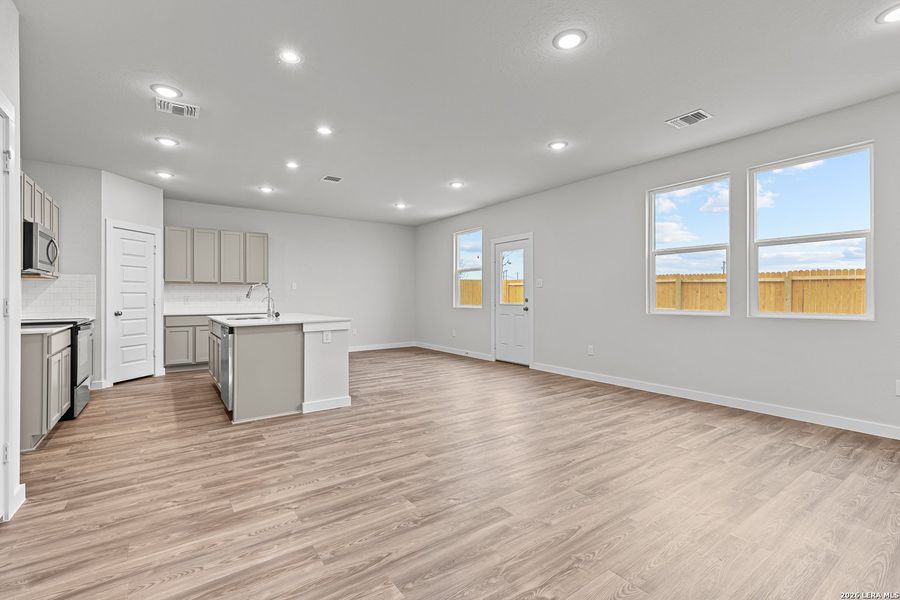 Spacious, unfurnished interior of a new home in Hacienda, San Antonio (Image 11).
