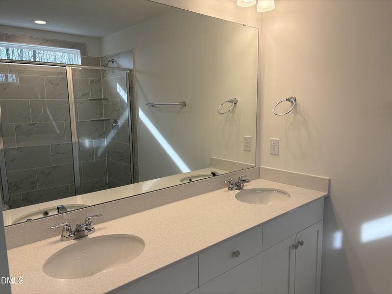owner's bath with double vanity