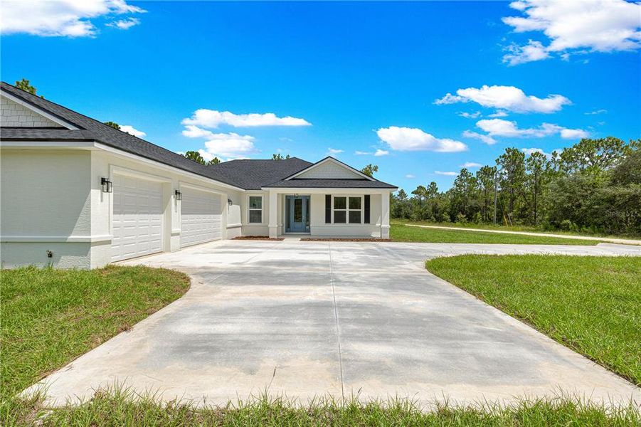 Exterior details and patio area of a home in , Dunnellon (Image 4).