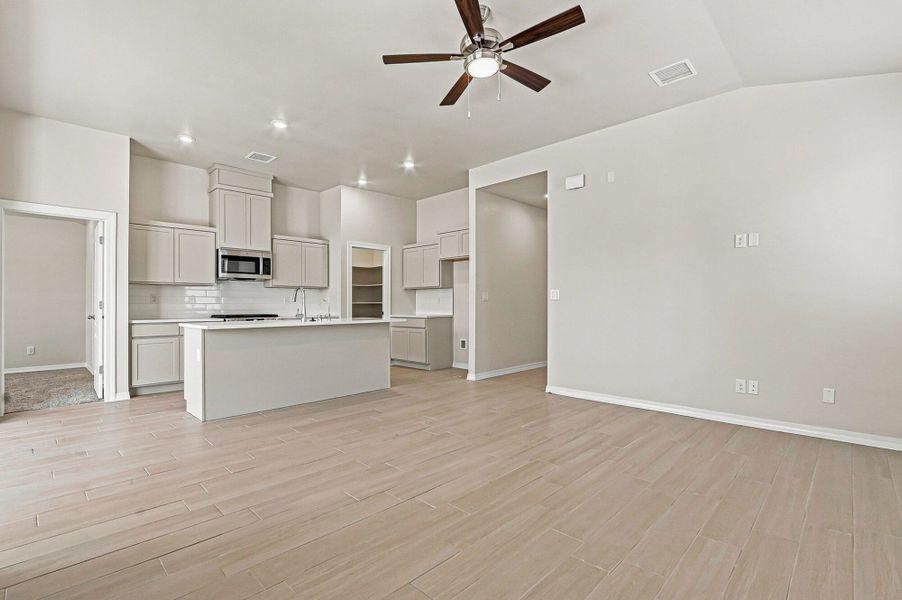 Spacious, unfurnished interior of a new home in Paseos Del Este, El Paso (Image 47).