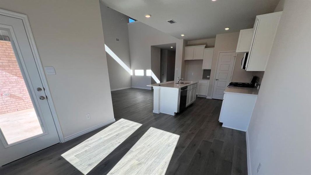 Spacious, unfurnished interior of a new home in Silverado, Aubrey (Image 7).