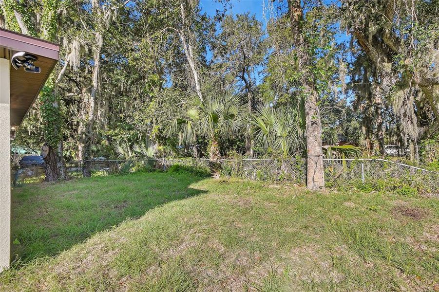 Exterior details and patio area of a home in , Daytona Beach (Image 3).