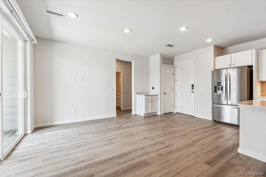 Spacious, unfurnished interior of a new home in Condo Collection at Grand Vue at Interlocken, Broomfield (Image 9).