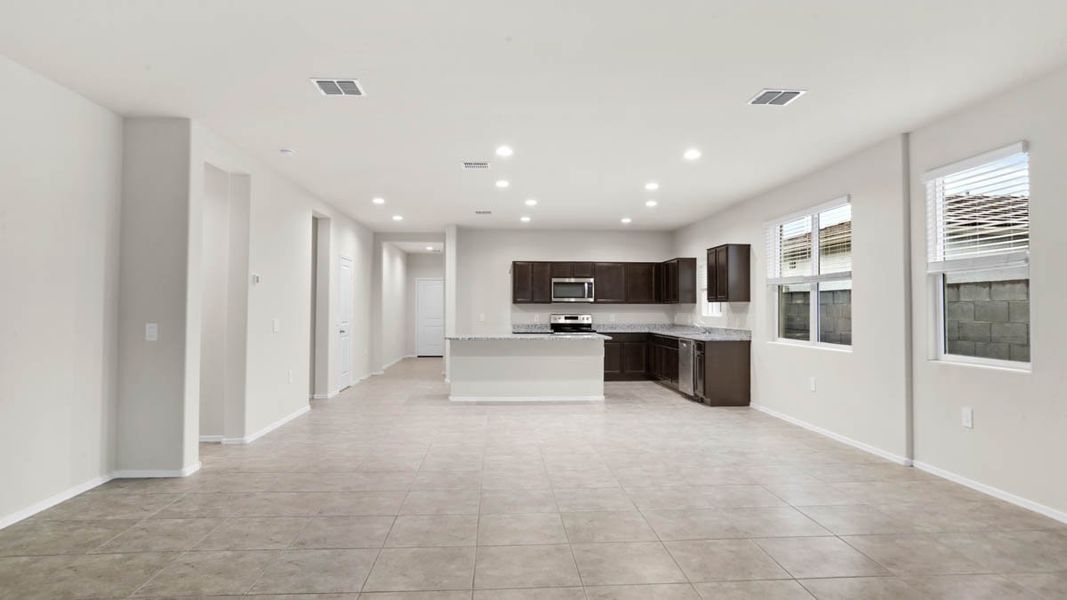 Spacious, unfurnished interior of a new home in Rio Rancho Estates, Wittmann (Image 12).