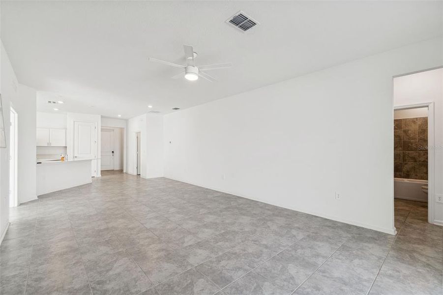 Spacious, unfurnished interior of a new home in Ranches at Lake McLeod, Eagle Lake (Image 38).