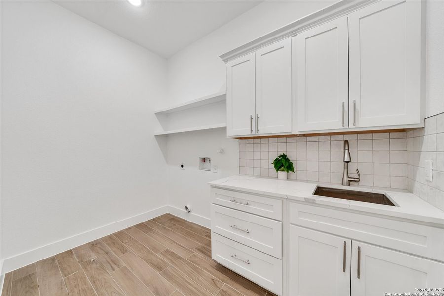 Furnished interior view inside a new home in , La Vernia (Image 7).