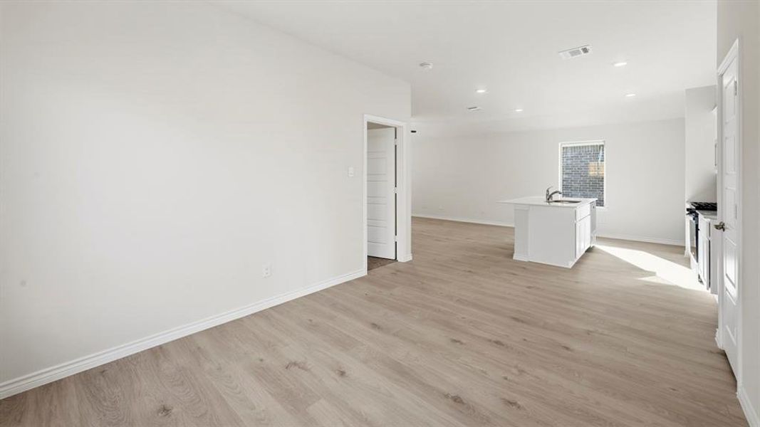 Spacious, unfurnished interior of a new home in Winchester Crossing, Princeton (Image 31).