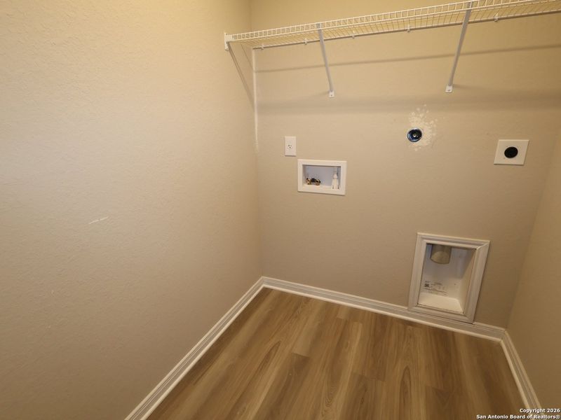Spacious, unfurnished interior of a new home in Hunters Ranch, San Antonio (Image 23).